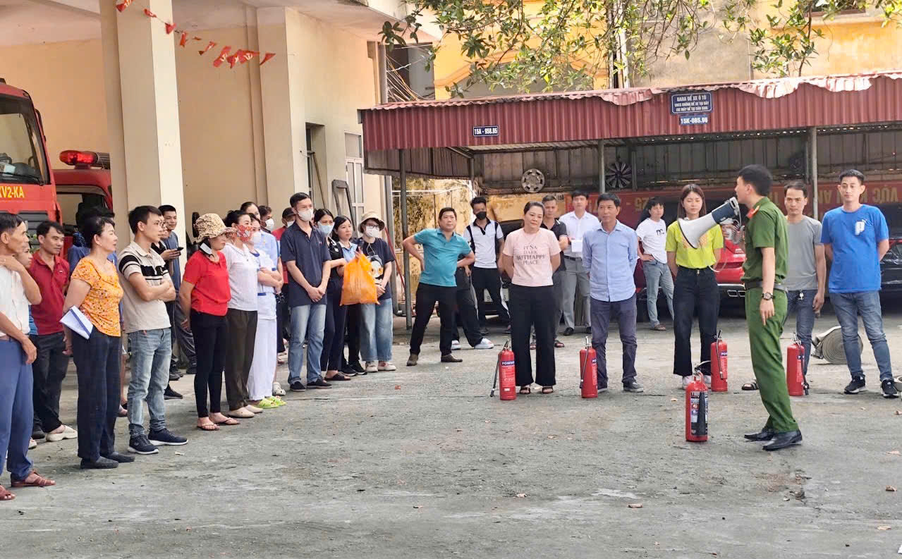 Đội chữa cháy và cứu nạn khu vực KV2: Huấn luyện nghiệp vụ PCCC và CNCH cho trên 100 người là thành viên đội PCCC và CNCH cơ sở